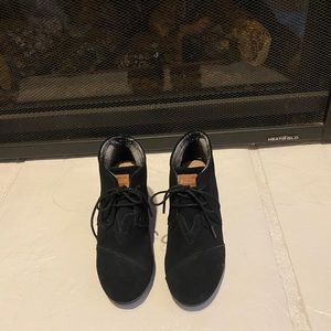 Tom’s ankle boot wedge